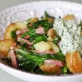 Tzatziki padažu pagardintos šviežių bulvyčių salotos – tikras skanumėlis
