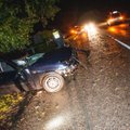 Kauno r. automobilis rėžėsi į medį, nuo smūgio iškrito variklis