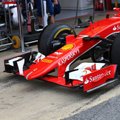 Automobilį atnaujinusi „Ferrari“ žada Ispanijoje užkurti pirtį varžovams