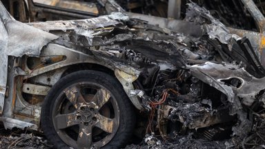 Trys vyrai nežinia kodėl susprogdino kaunietės „Mercedes-Benz“