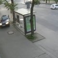 Nufilmuota: sekmadienį sostinėje jaunuolio vairuojamas BMW vos neatsitrenkė į autobusų stotelę