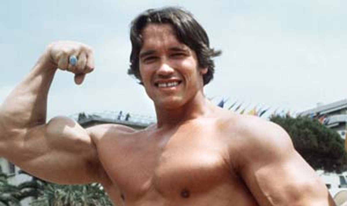 Arnoldas Schwarzeneggeris 1977 metais demonstruoja savo raumenis Kanų kino festivalyje. 