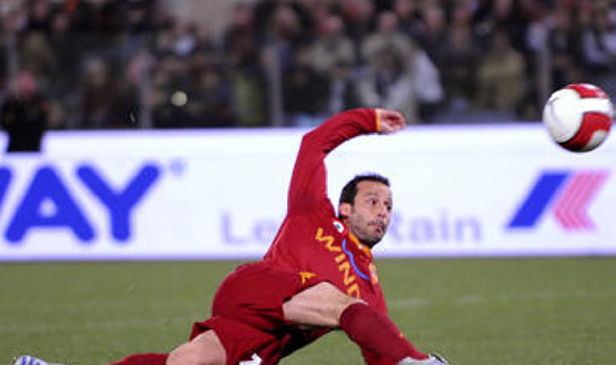 Ludovic Giuly ("AS Roma") muša įvartį 