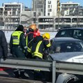 Vilniuje per nepilną valandą ugniagesiai gelbėjo dviejose avarijose sužalotus žmones