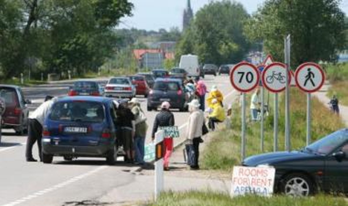 Pakelėse kambarius išnuomoti siūlančioms "bobutėms" atėjo liūdnos dienos – nuo šio sezono tai daryti joms bus griežtai draudžiama