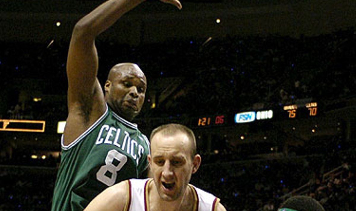 Žydrūnas Ilgauskas tarp "Boston Celtics" žaidėjų