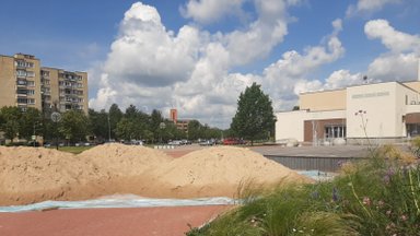 Utenos centre atsiradę smėlio kalnai sukėlė susidomėjimą: ar bus sekama Vilniaus pavyzdžiu?