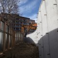 Serbai nugriovė kontroversišką sieną etniškai padalytame Kosovo mieste
