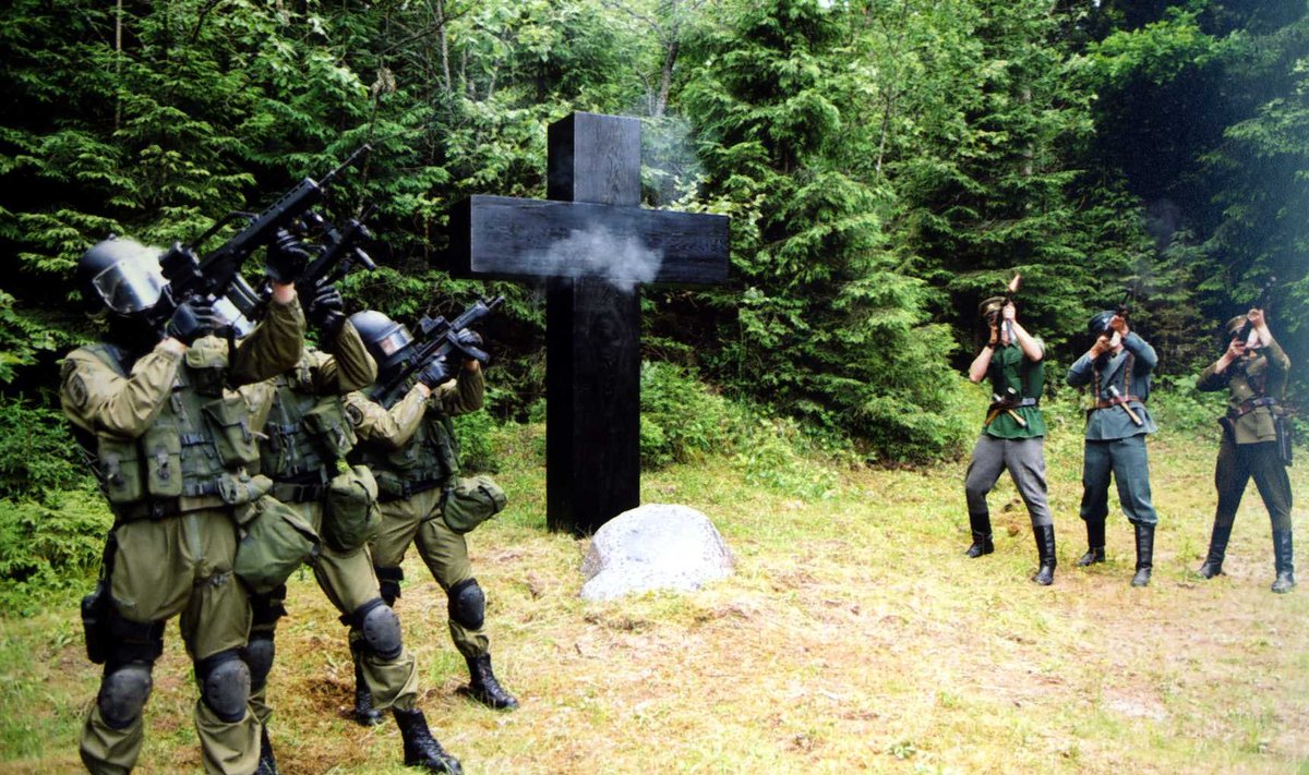 SOP kariai dalyvauja kryžiaus Lietuvos antisovietiniams partizanams pagerbti atidengimo ceremonijoje (LK SOP nuotr.)