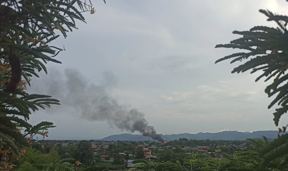 Mianmare sudužo karinis lėktuvas, gali būti aukų