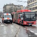 Vilniuje per gatvę bėgusi moteris trenkėsi į autobuso šoną, o šis jai pervažiavo koją