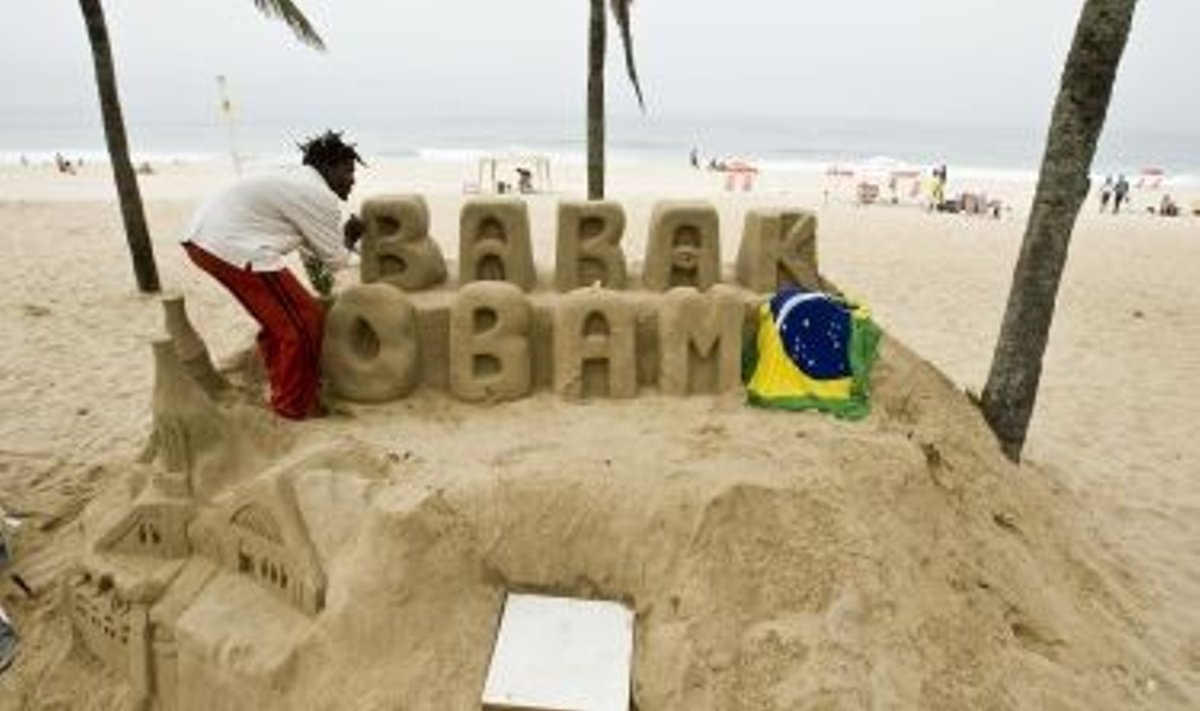 Menininkas rašo Baracko Obamos vardą