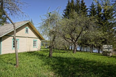 Sodyba Utenos r. Kirdeikių kaime prie Pakaso ežero su pakrante 47 000 eur.