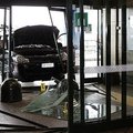 Pašautas visureigiu į Milano oro uosto pastatą trenkęsis vyras