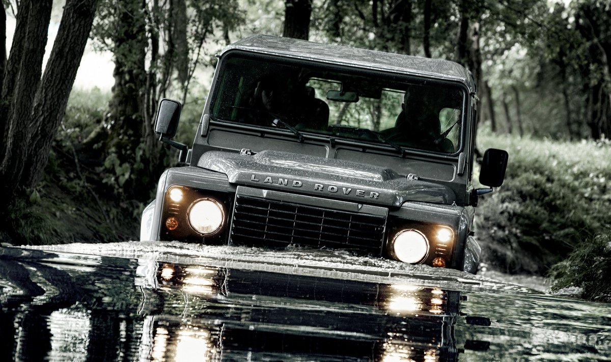 "Land Rover Defender"