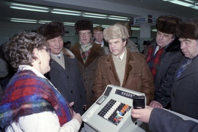 Aukšti Sovietų Rusijos pareigūnai Jakutsko parduotuvėje (1992 m. nuotr.)