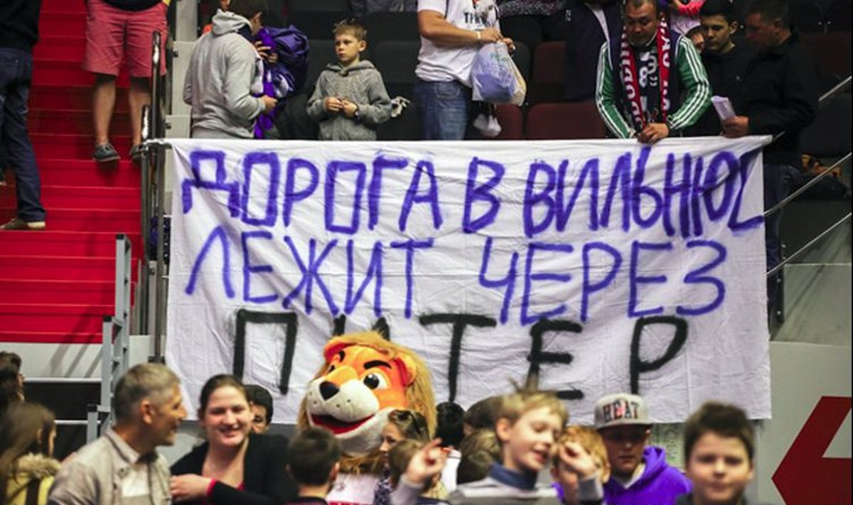 Liubercų „Triumph“ klubo fanai ir jų plakatas (vtb-league.com nuotr.)