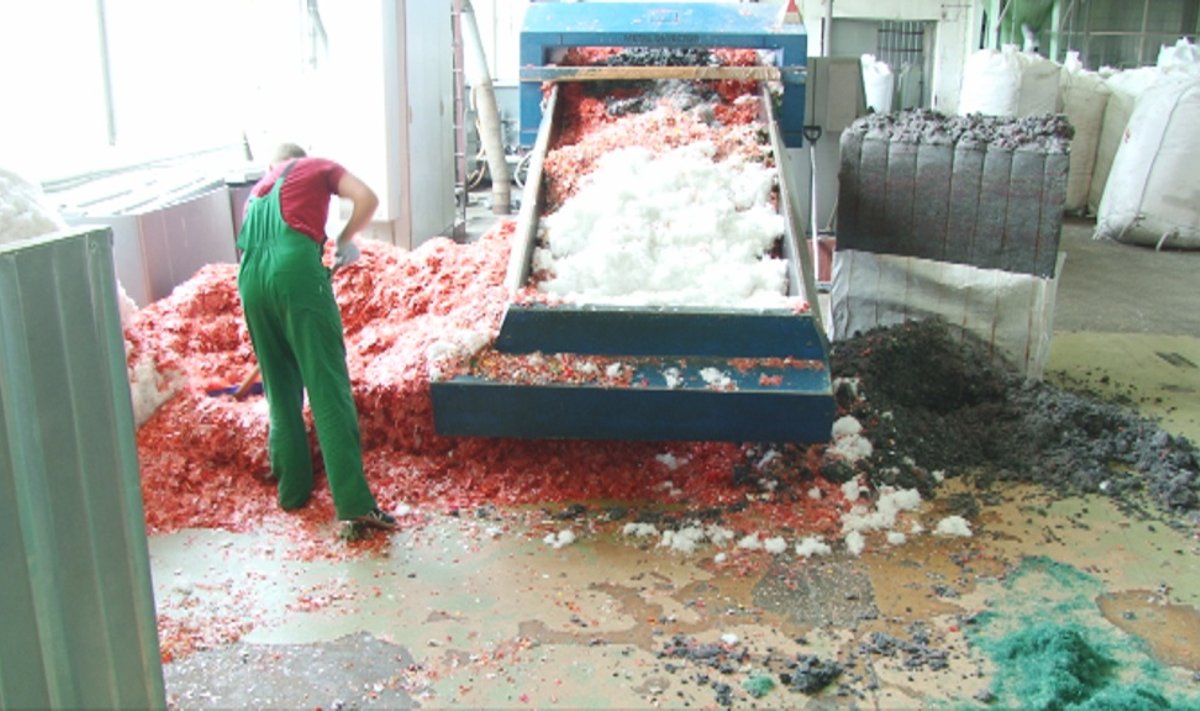 Skirtingų rūšių plastiką dozuoja fabriko darbuotojas