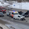 Aiškėja masinės avarijos Vilniuje aplinkybės: į susidūrusius „Audi“ rėžėsi dar vienas automobilis, sužaloti du žmonės