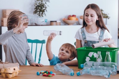 Vaikai rūšiuoja atliekas
