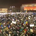 Rumunijoje pusė milijono žmonių protestavo prieš vyriausybę: aikštę nušvietė mobilieji telefonai