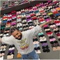 Reperis Drake parodė, kokią įspūdingą gerbėjų liemenėlių kolekciją sukaupė po turo „It‘s All a Blur“ koncertų