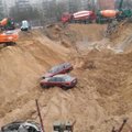 Vilniuje vykstančiose statybose – nematytas vaizdas: iškastoje duobėje atsidūrė ir du automobiliai