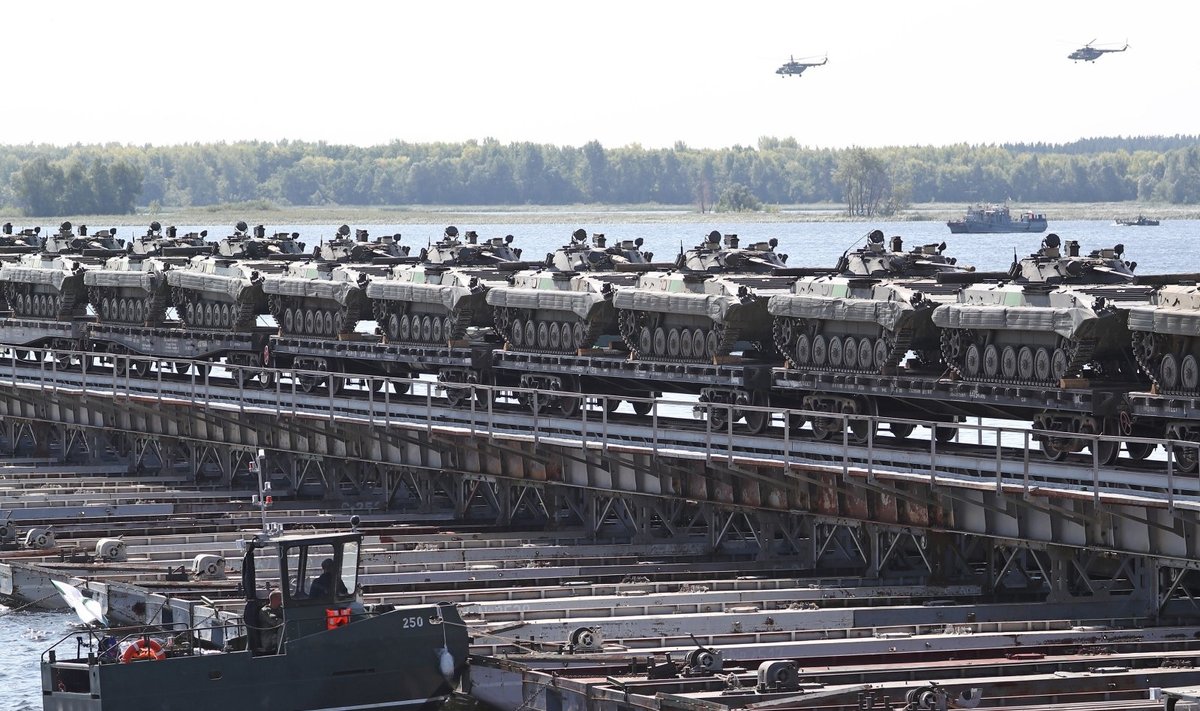 Rusijos tankai ant traukinio platformų
