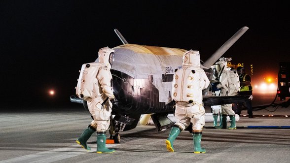 JAV: slaptas karinių kosmoso pajėgų bepilotis orlaivis iš orbitos grįžo į Žemę atlikęs ypatingą mokslinių tyrimų misiją