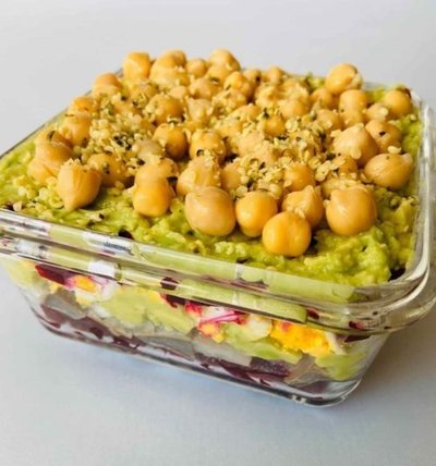 Sluoksniuotos silkės salotos su avinžirniais, burokėliu, avokadu (nuotr. autorė Raminta)