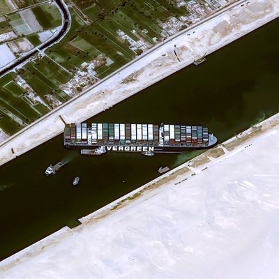 Sueco kanale užstrigęs konteinerinis laivas