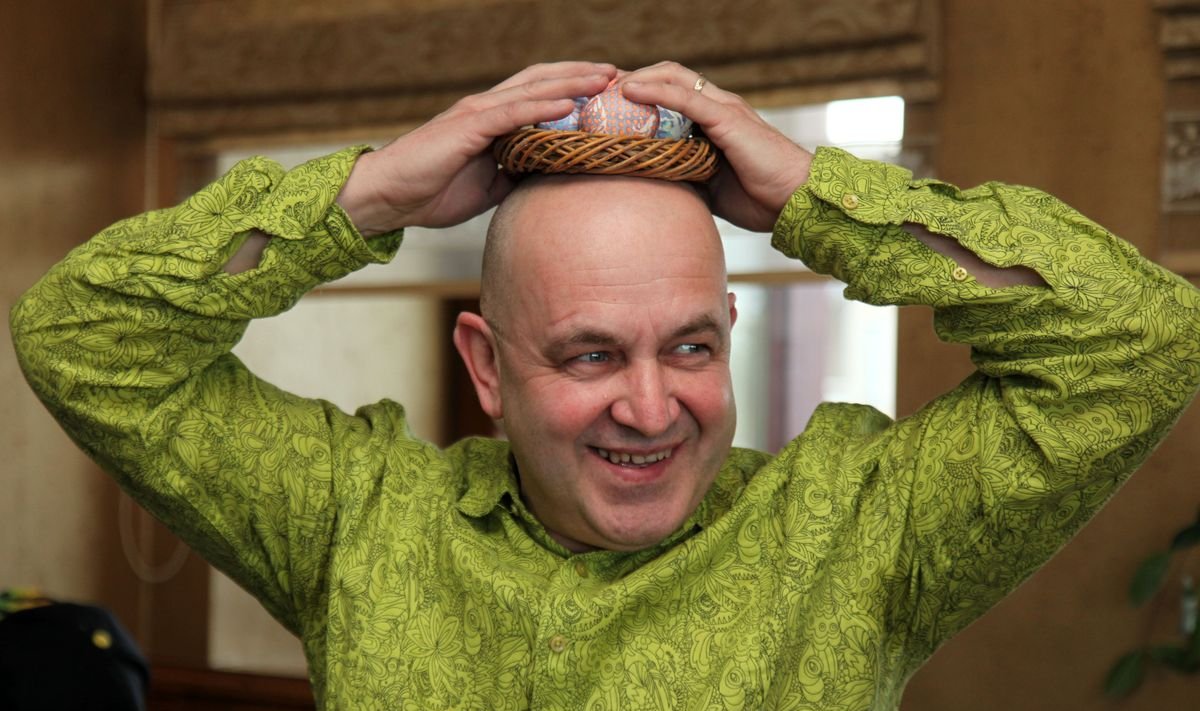 Humoristas A. Orlauskas prieš didžiąsias pavasario šventes pasipuošė vainiku iš kiaušinių