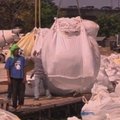 Bankoke didžiulių smėlio maišų užtvara tikimasi apsisaugoti nuo potvynio