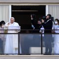 Popiežius Pranciškus sveikinosi su tikinčiaisiais iš ligoninės balkono