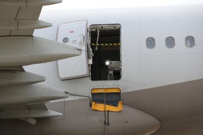 „Asiana Airlines“ keleivis atidarė išėjimo duris lėktuvui dar skrendant