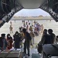 NATO pareigūnas: nuo sekmadienio iš Kabulo oro uosto evakuota daugiau kaip 18 tūkst. žmonių
