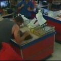 Vaizdo kamera užfiksavo, kaip vyras parduotuvėje išgelbėjo mergaitės gyvybę