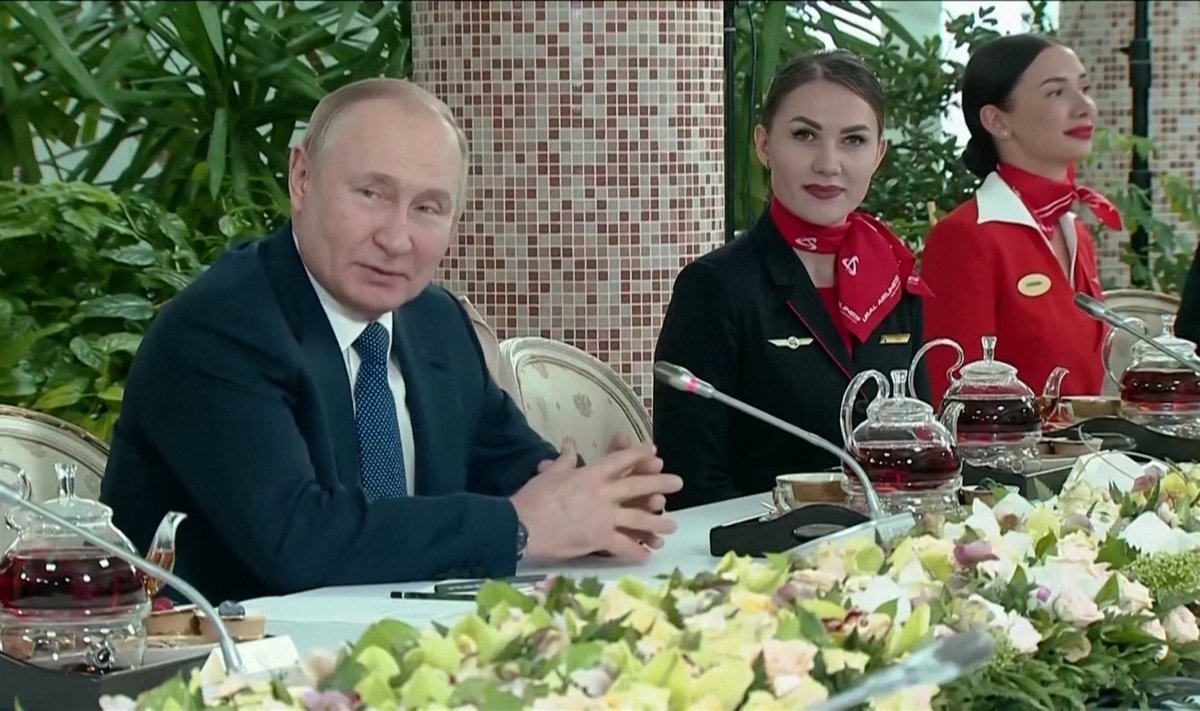 Kol Ukrainoje žūsta žmonės, Putinas mėgaujasi jaunų moterų kompanija, Reuters video stop kadras