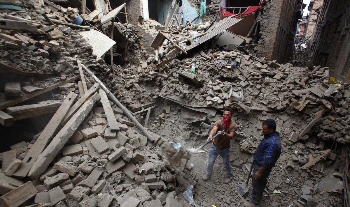 Pagalbos darbuotojai ieško aukų Bhaktapure, netoli Katmandu, Nepalas