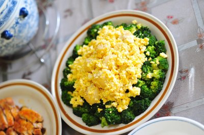 Pusryčiams – kiaušinienė brokolių patale