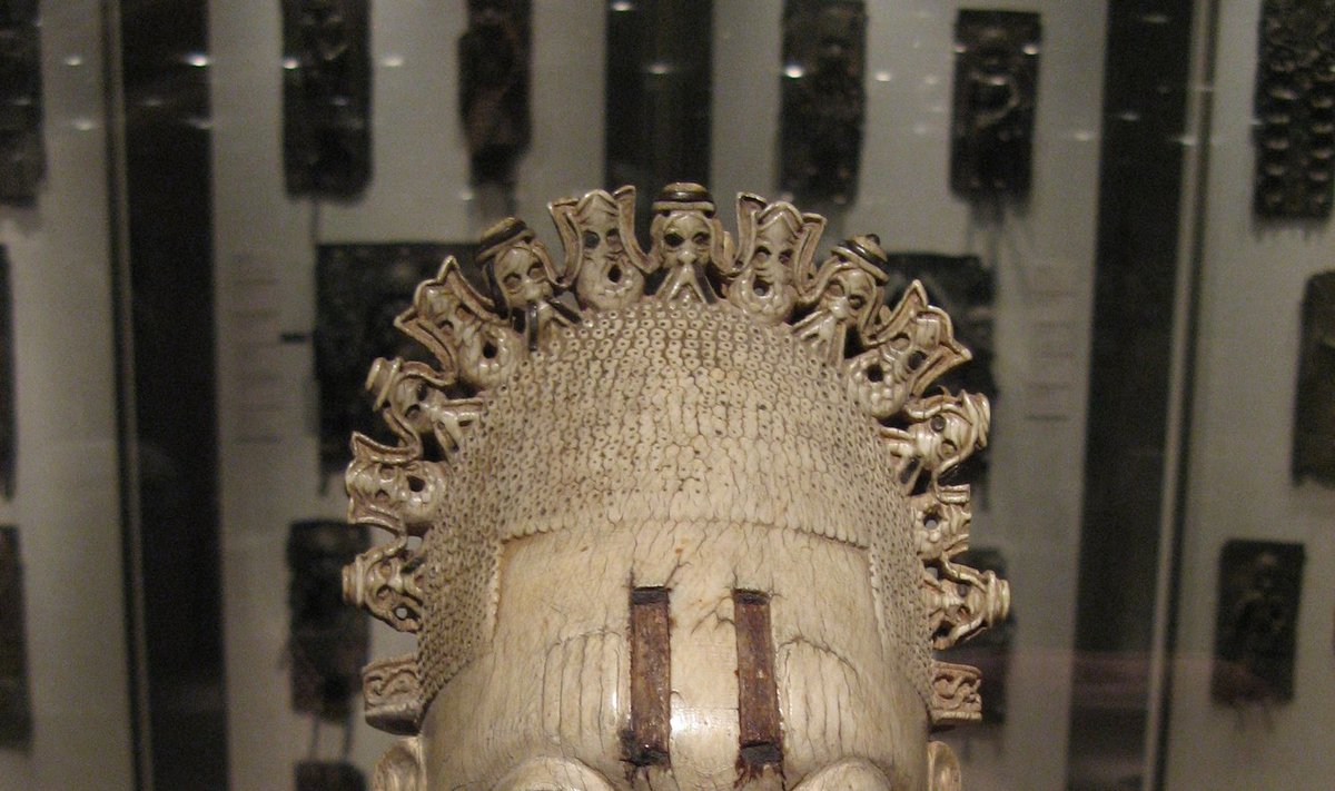 Edo dramblio kaulo kaukė, http://commons.wikimedia.org