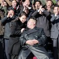 Ekspertai: paslaptingą dukterį viešai parodęs Kim Jong Unas siunčia aiškų signalą