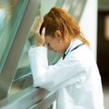 Apie gydytojos spaudimą prabilusios slaugytojos trečią savaitę neina į darbą: jos labai bijo