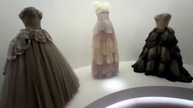 Parodoje „Sleeping Beauties: Reawakening Fashion“ eksponuojami drabužiai, atspindintys gamtos tematiką