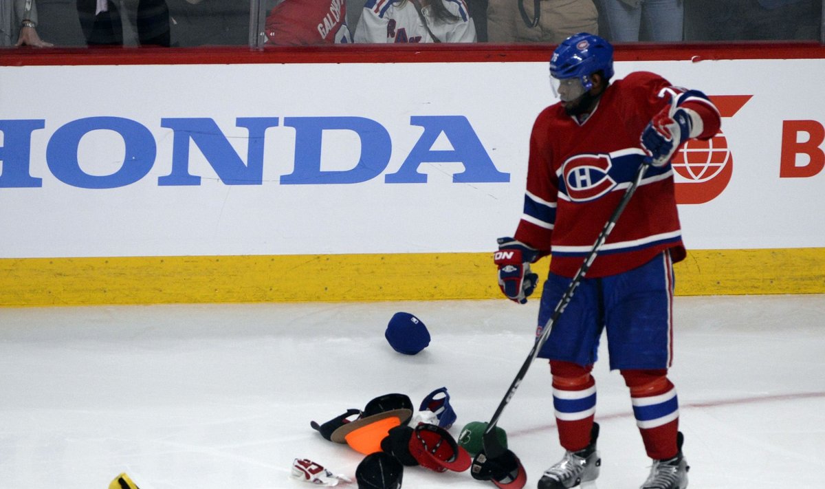 "Canadiens" gynėjas P. K. Subbanas renka žiūrovų ant ledo išmestas kepures 