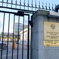 Degaus skysčio buteliais apmėtyta ambasada: rusai savo tikslų gali siekti ir be tokių incidentų