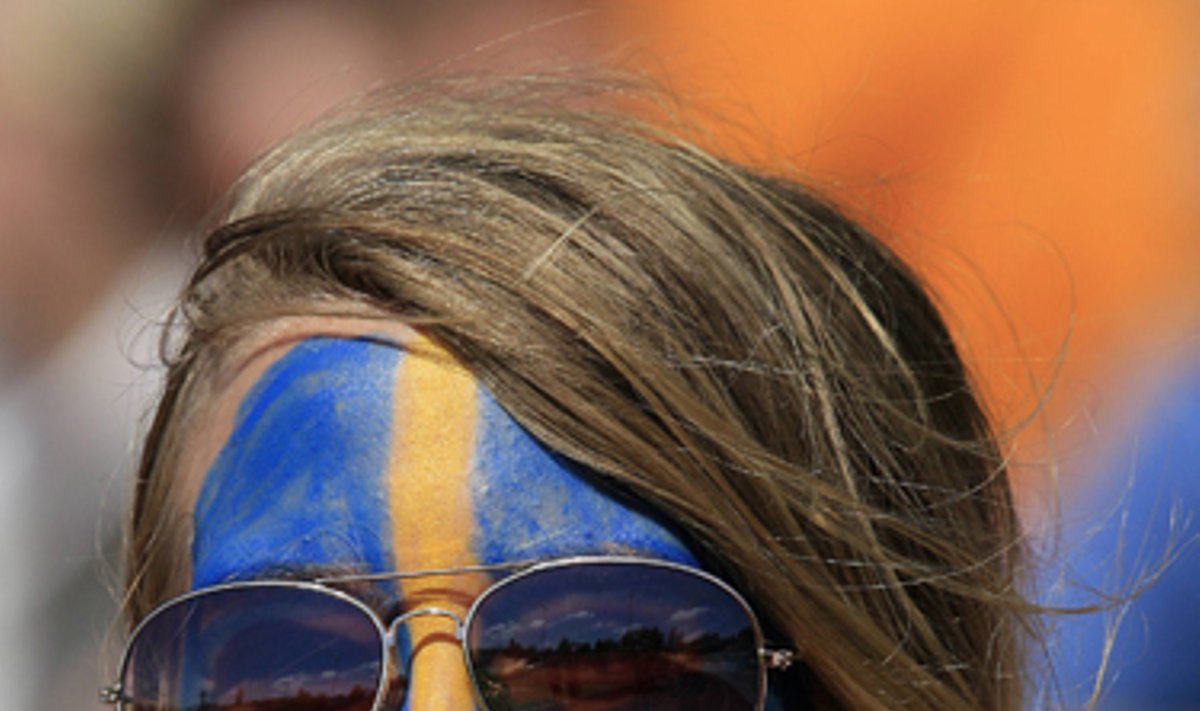 Švedijos Nacionalinės rinktinės sirgalė stebi savo komandos treniruotę. 