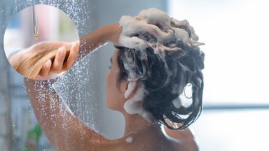 Atsakė, kaip dažnai reikėtų plauti galvą ir kas padeda sumažinti plaukų riebalavimąsi