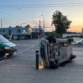 Vilniuje per susidūrimą su BMW apvirto „Mersedes Benz“: vairuotojas pabėgo, sužalota moteris