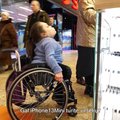 Ar patogu apsipirkti judėjimo negalią turinčiam žmogui prekybos centre